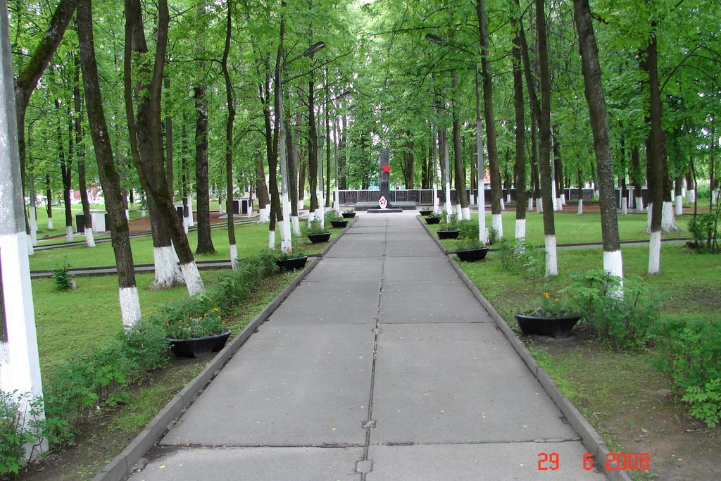 К обелиску