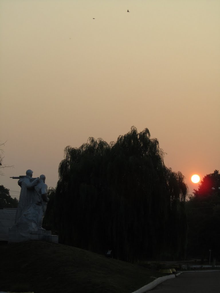 Толочин. Автовокзал - Tolochin. Memorial near the bus station (2010)