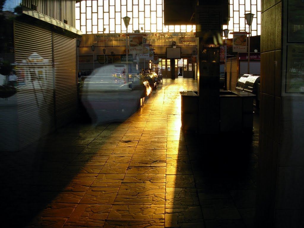 Центральный рынок вечером (central market in in the evening)