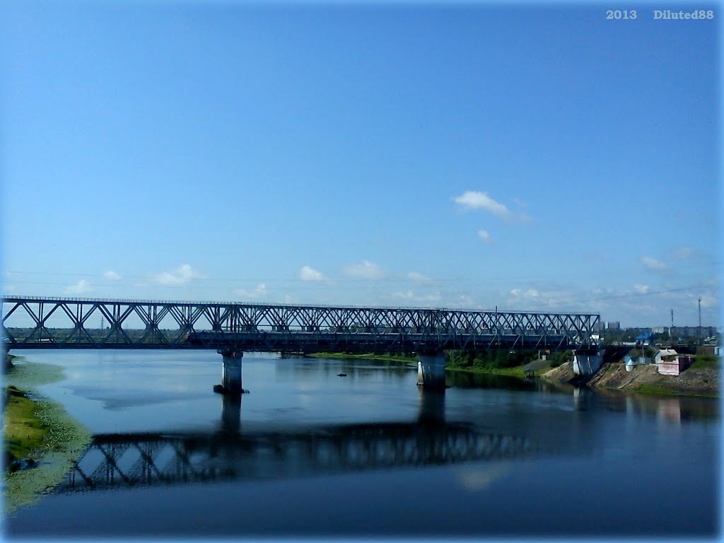 Чыгуначны мост разам з цягніком ... Railway bridge with train