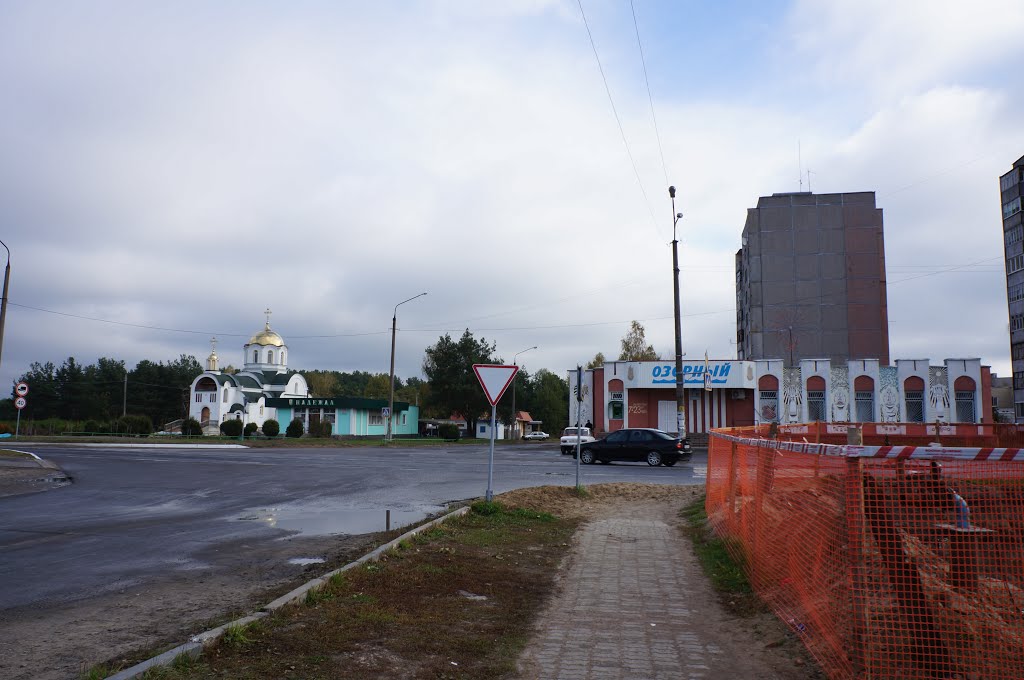 ул. Социалистическая, строящаяся церковь и магазин Озёрный