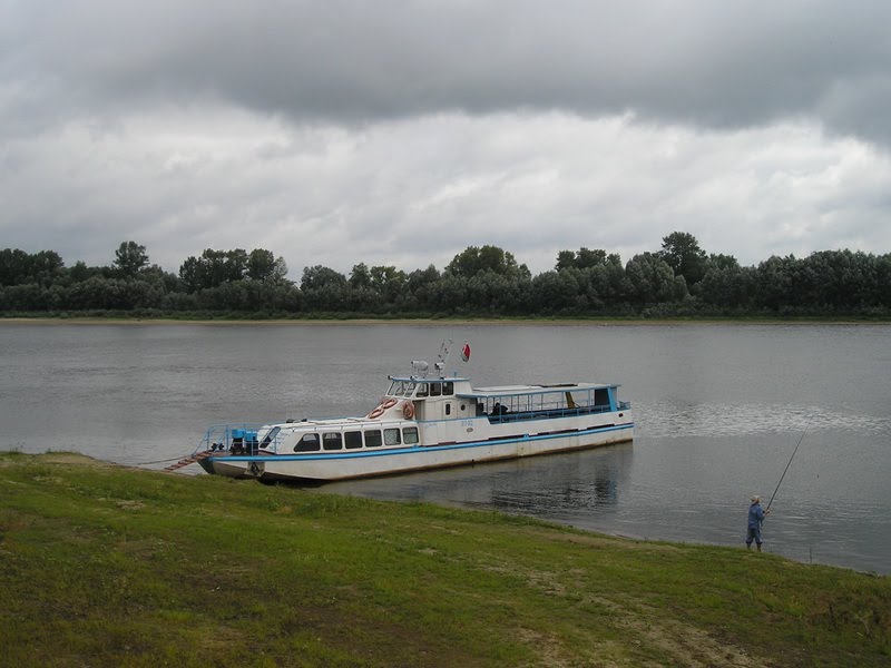 Теплоход ПТ-02 возле берега