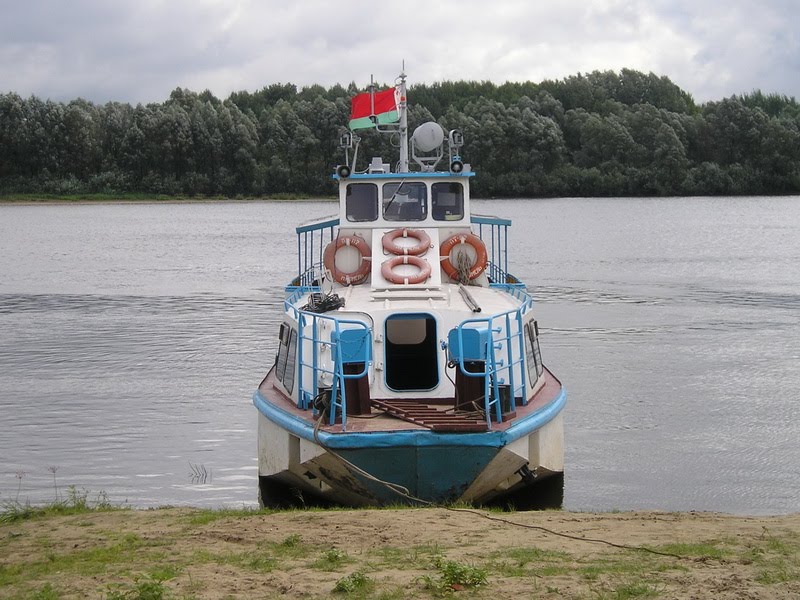 Теплоход ПТ-02, вид спереди