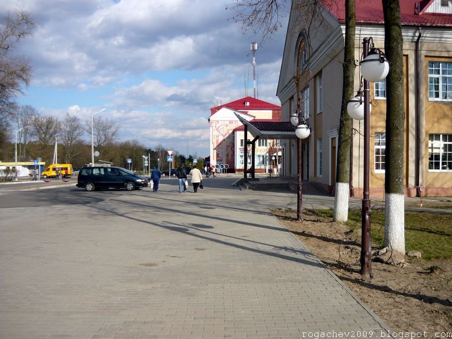 г. Рогачев. Городской дом культуры, или просто "РДК" и Почта. Конец апреля 2009 года
