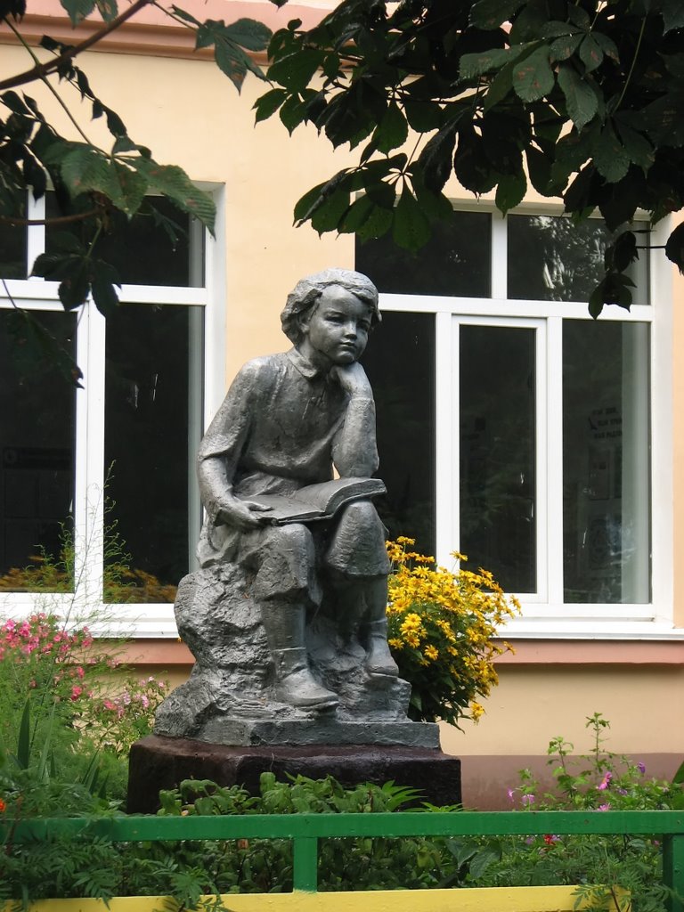 Скульптура у школы