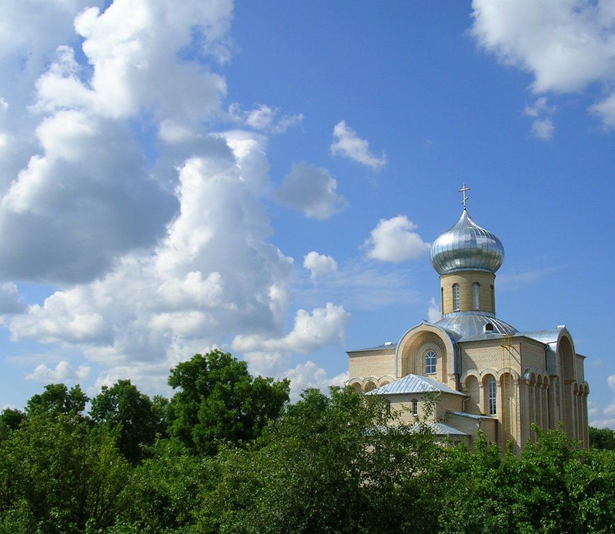 Такого вида на храм (июль 2005) уже нет - деревья вырубили