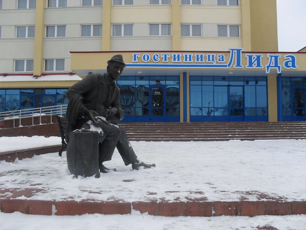 "Командировочный" у гостиницы "Лида"