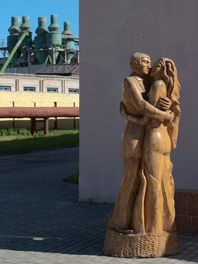 Скульптура перед ЗАГСом. :-)
