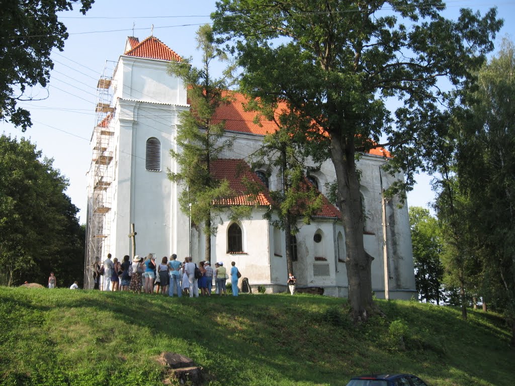 турысты ля Фарнага Касьцёлу ♦ tourists near the church