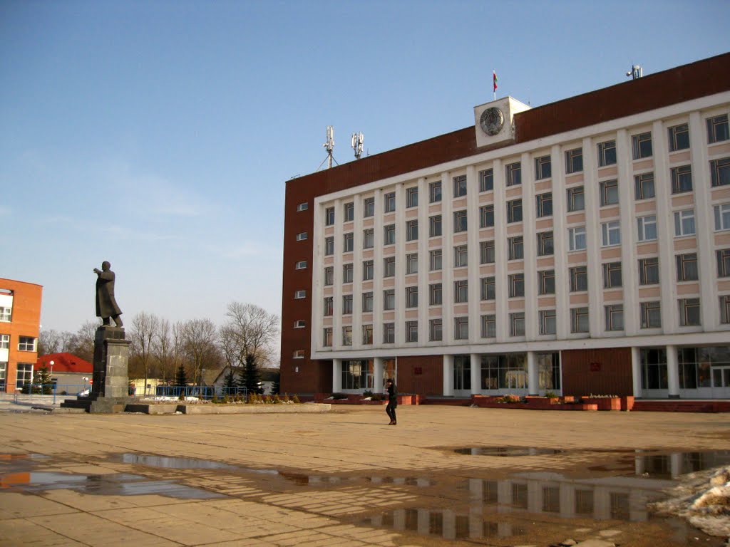 Main square wit the monument to Lenin