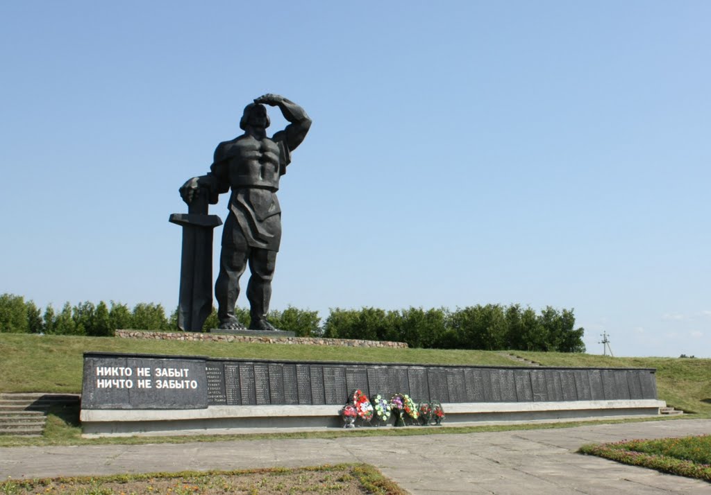 Единственный в бывшем СССР памятник напоминание - кто к нам с мечём придёт-тот от меча и погибнет
