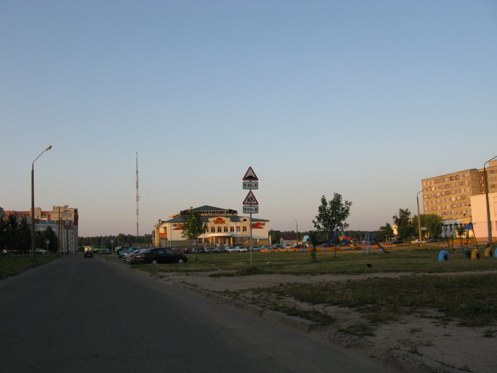 the restaurant "Rezonans" ("Resonance") and the supermarket "Vostochny" ("the Eastern")
