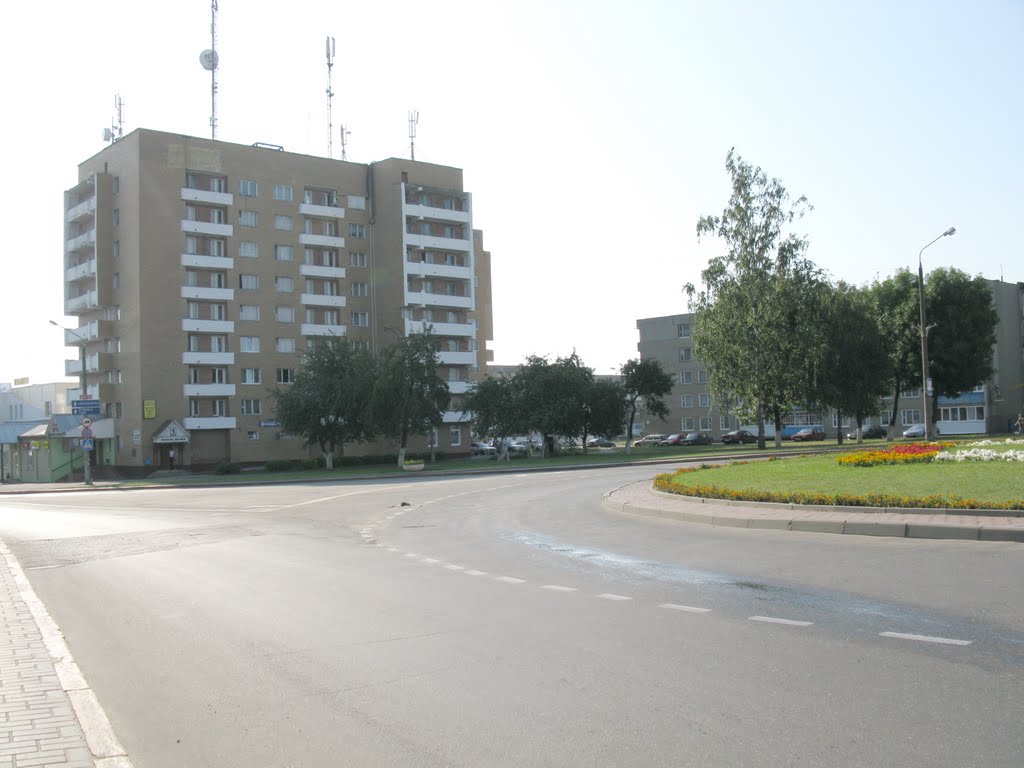 traffic roundabout and the hotel "Smorgon" ("Smarhon")