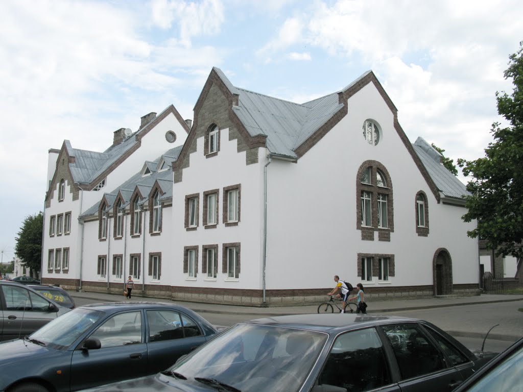 a beautifull building near the town park. I suppose its a church school.