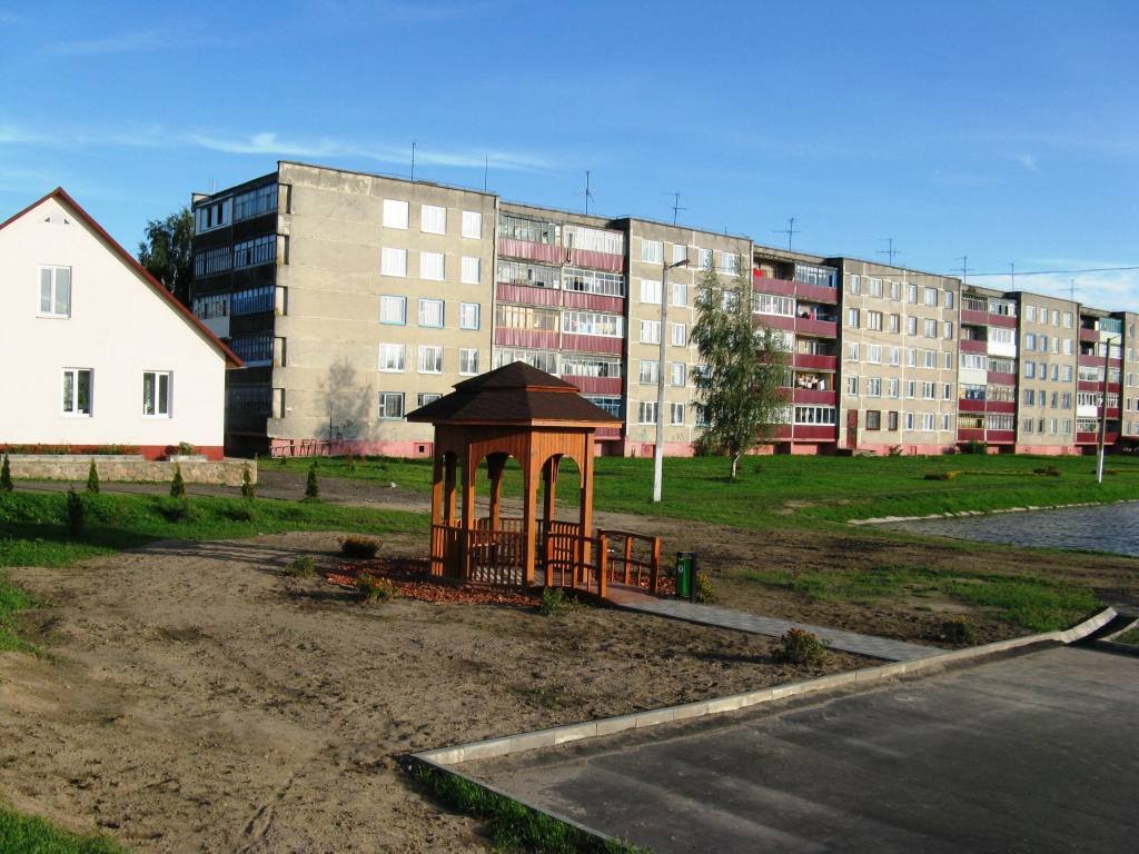 Беседка возле озера