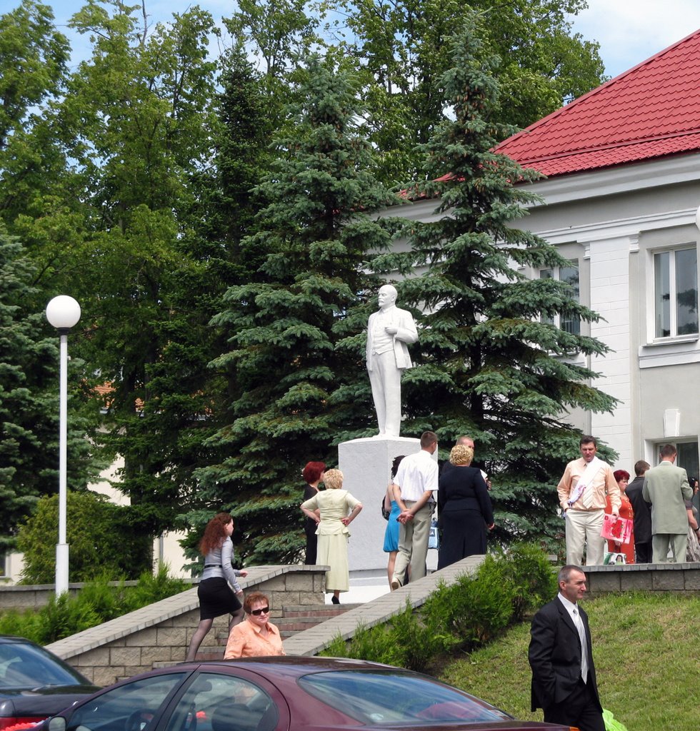 У ног Ленина
