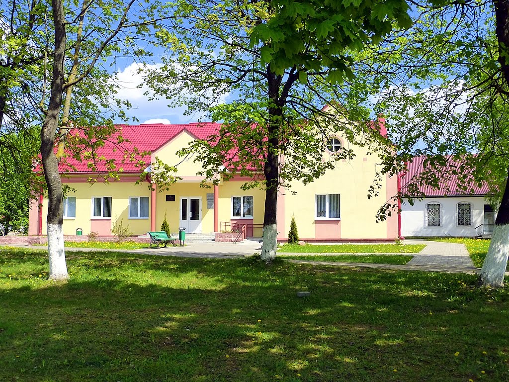 Беларусь. г. Копыль. Административное здание на пл. Ленина.
