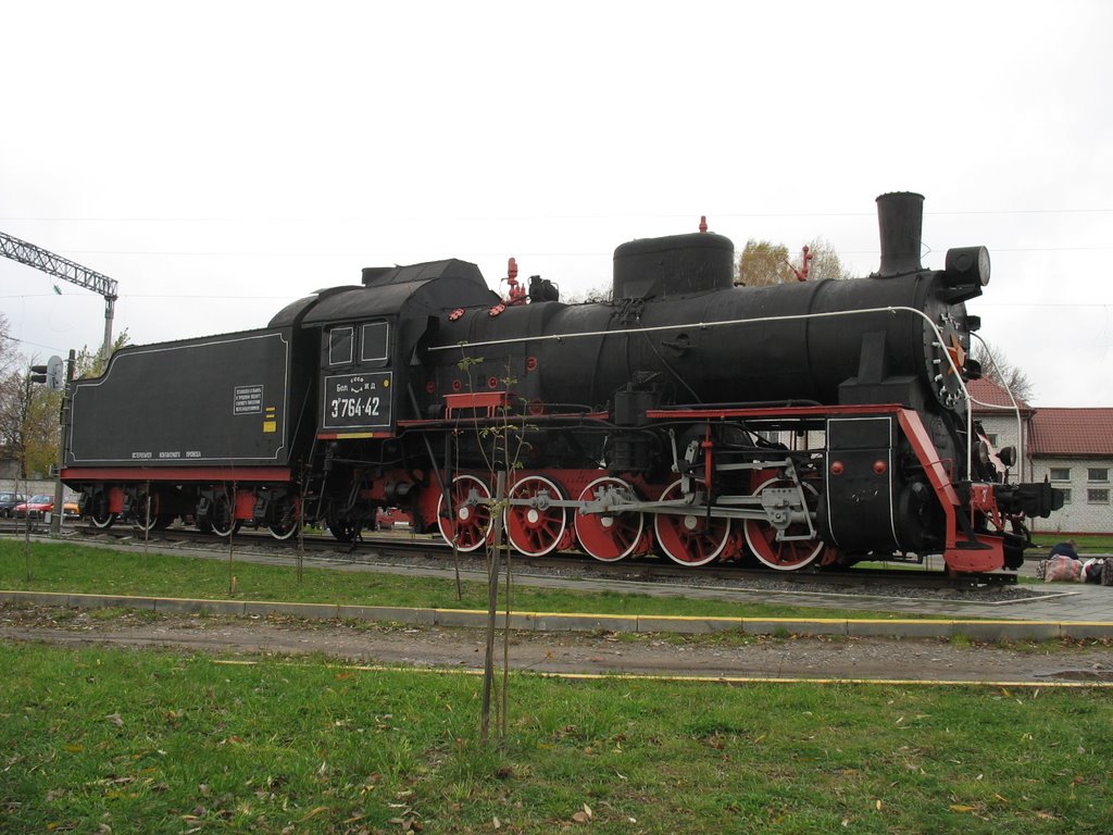 Цягнік-помнік ля лакаматыўнага дэпо. Locomotive-monument.