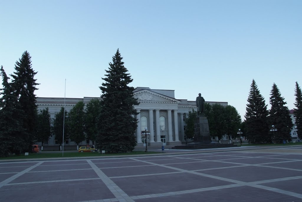 Ленин у Политехнического колледжа Молодечно