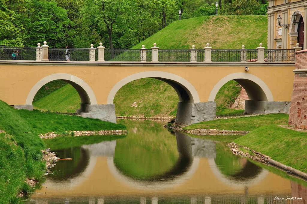 Мост и арка въезда в замок. Несвиж    Bridge and Arch entrance to the castle. Niasvizh