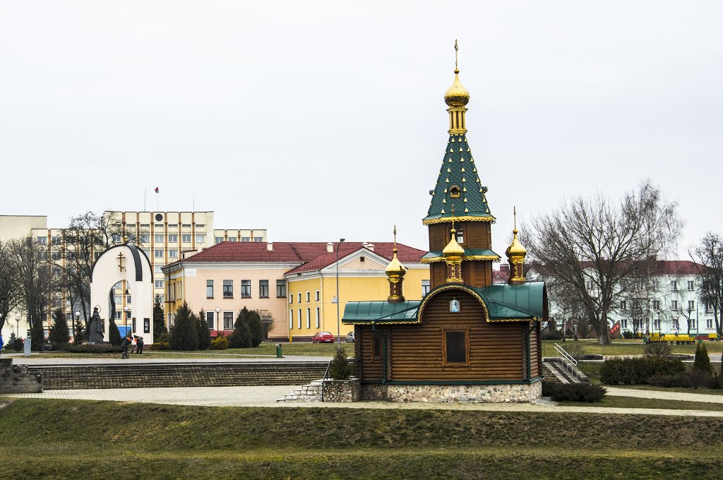 Свято-Варваринская часовня, на заднем плане памятник святой Софии Слуцкой