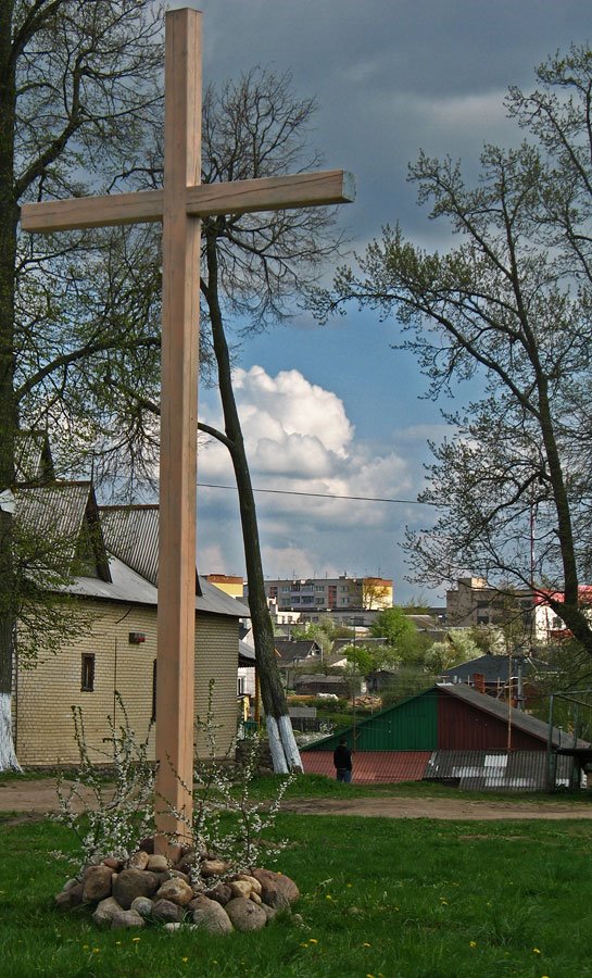 The cross near the church in Smaliavičy
