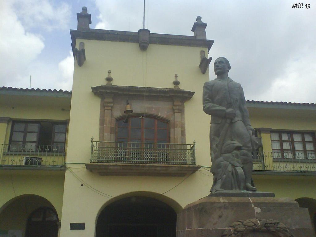 Gral. Miguel Aleman, frente al Palacio Municipal