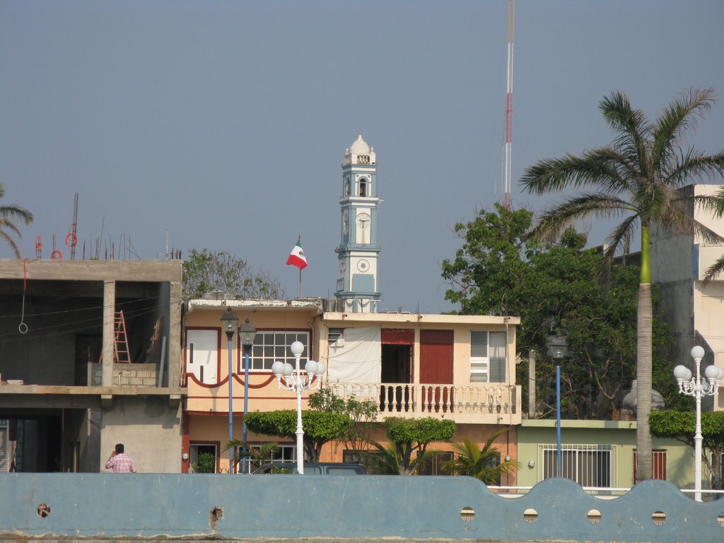 Reloj del Zocalo de Alvarado visto desde el Rio Papaloapan