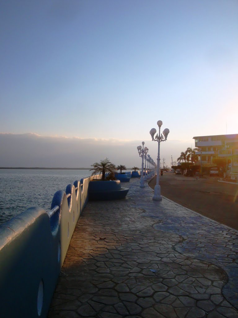 Atardecer en el malecón de Alvarado