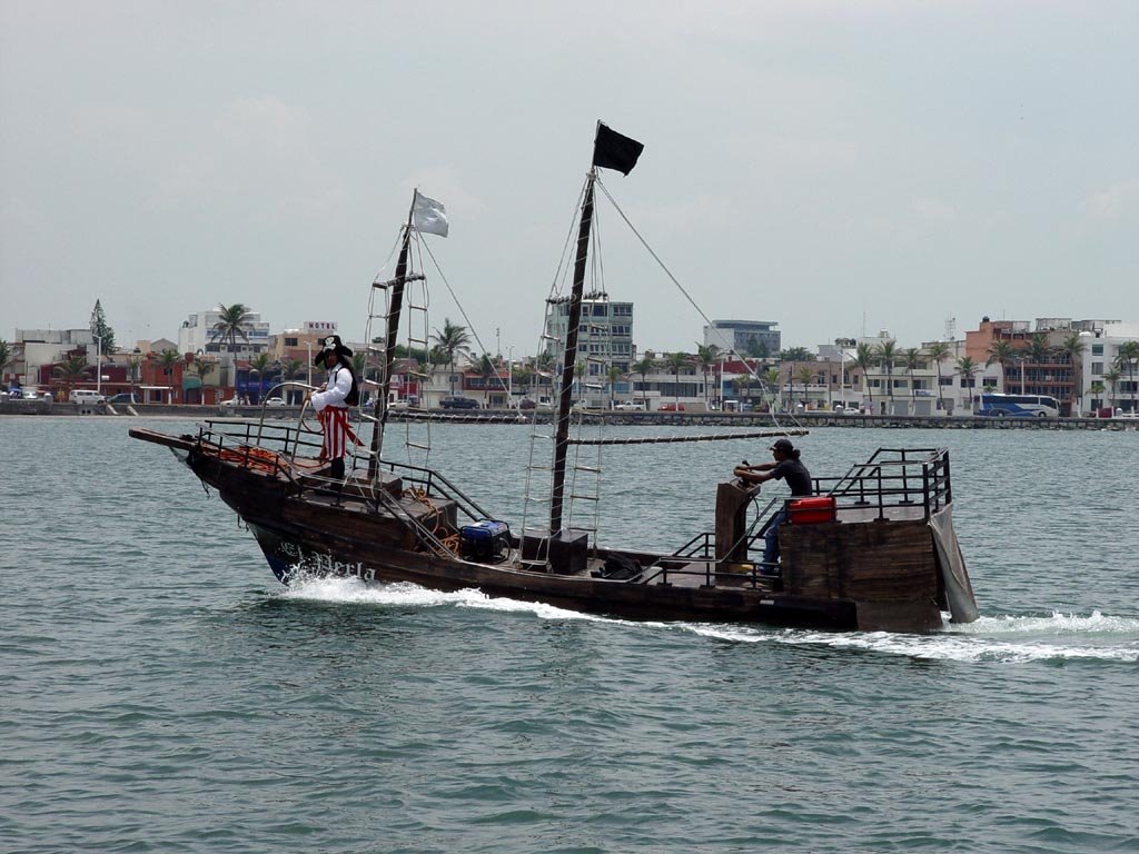 20081213-CCCXVIII-El Pirata se retira después de ilustrar a los turistas con sus historias-Veracruz
