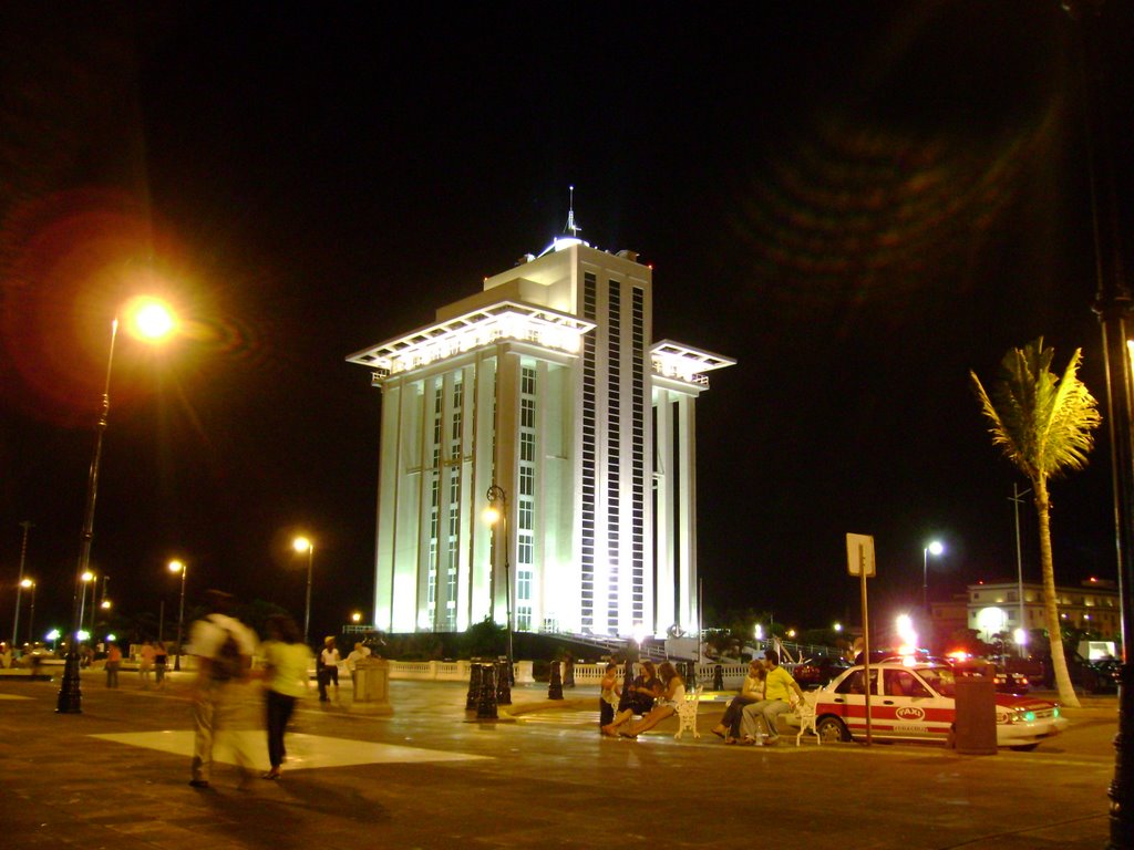 Torre Faro Nocturno