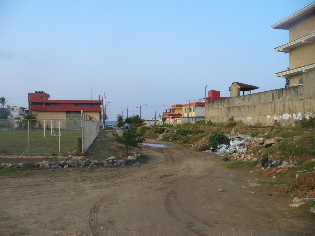 Calle aledaña al Estadio abandonado