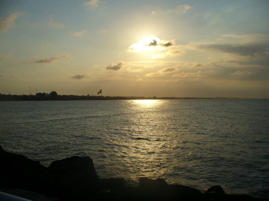 Bello atardecer sobre la costa de Coatzcoalcos