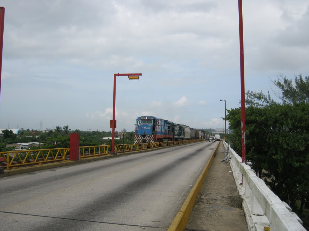 El tren viene y sube al puente del Río Coatzacoalcos