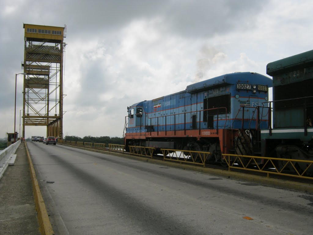 El tren sube al puente del Río Coatzacoalcos