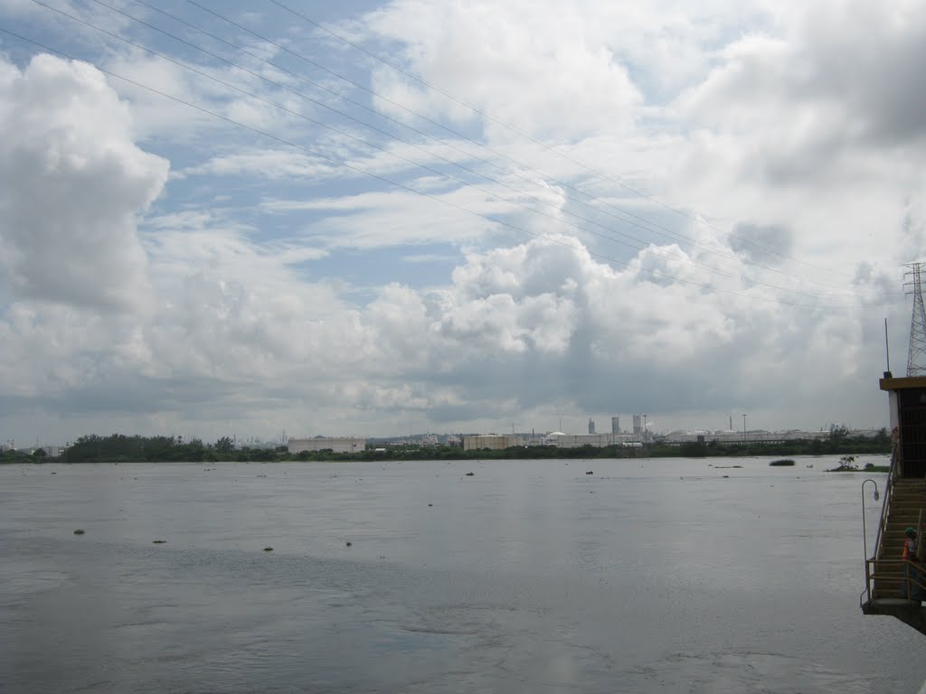 Río Coatzacoalcos, mirando hacía el complejo industrial Pajaritos