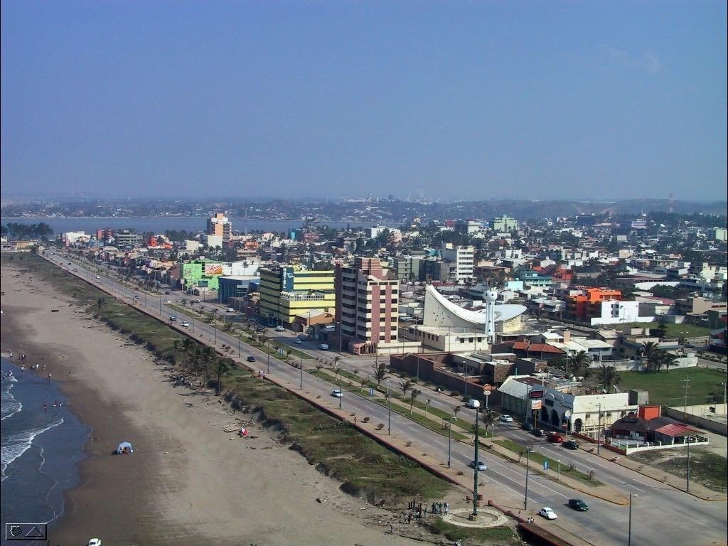 Boulevard Jhon Sparks. Se aprecian el edificio Torres Krystal, la Iglesia San Pablo y al fondo el Rio Coatzacoalcos.