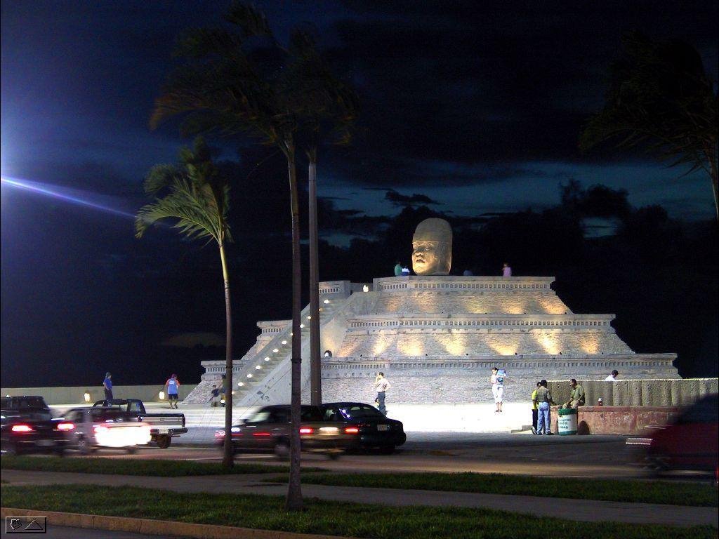 Piramide Olmeca en el Malecon