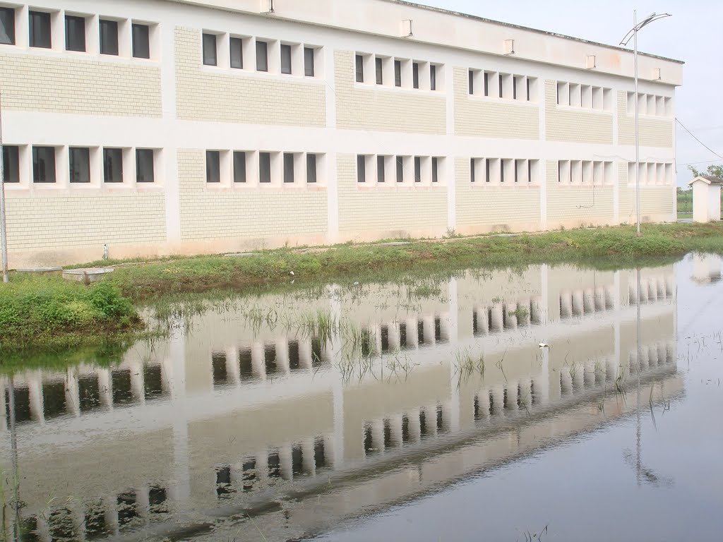 El edificio UGM reflejado en el lago