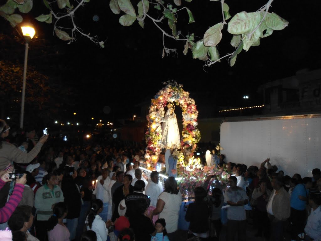 Procesión de "Ntra. Señora de Cosamaloapan", a la altura de "La Piedra", sitio en el que según la tradición llegó flotando en el Papaloapan en 1546