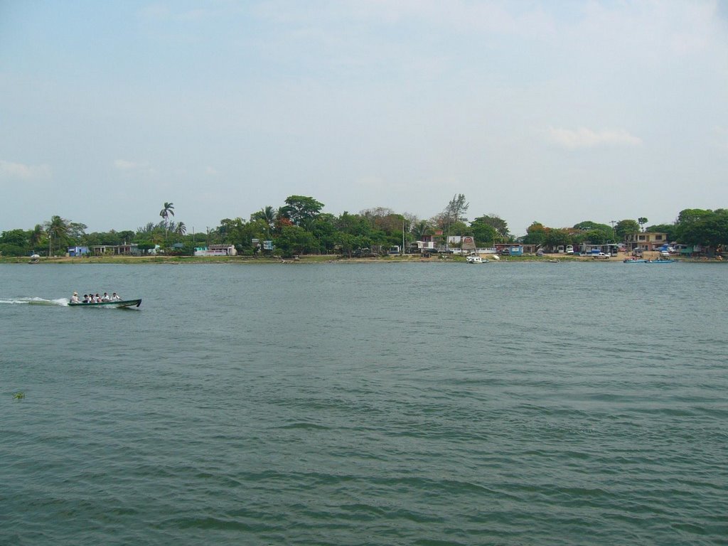 Rio Coatzacoaclos, desde Minatitlán. Al fondo, Capoacán.
