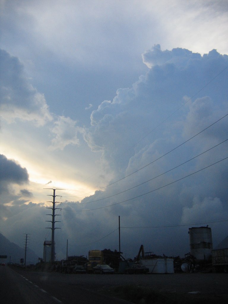 tormenta con "cucaracha de acero"; cerca de Orizaba, Ver