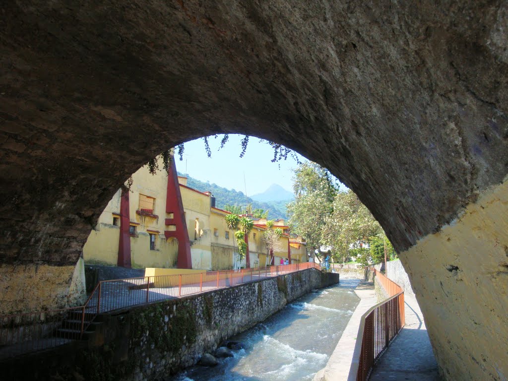 Bajo el puente de la beneficencia