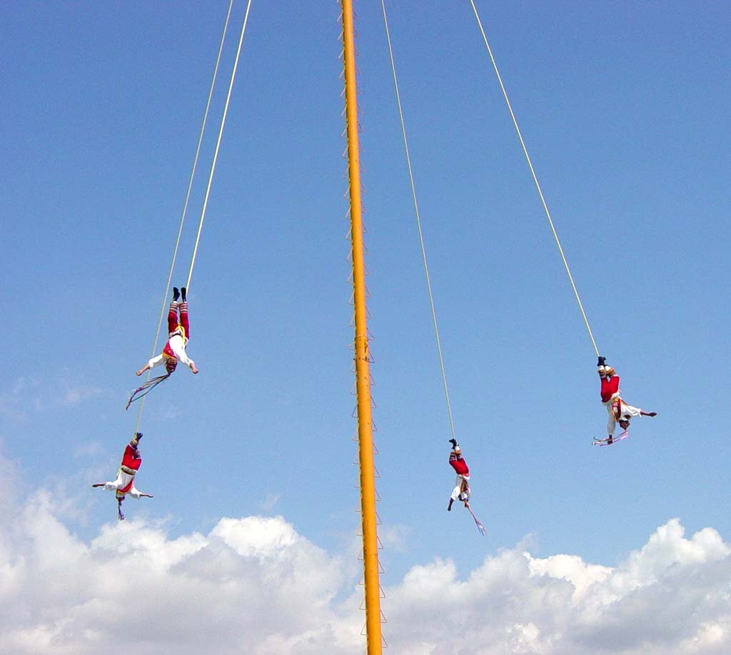 Los hombres pajaro( Voladores de Papantla, Mexico)