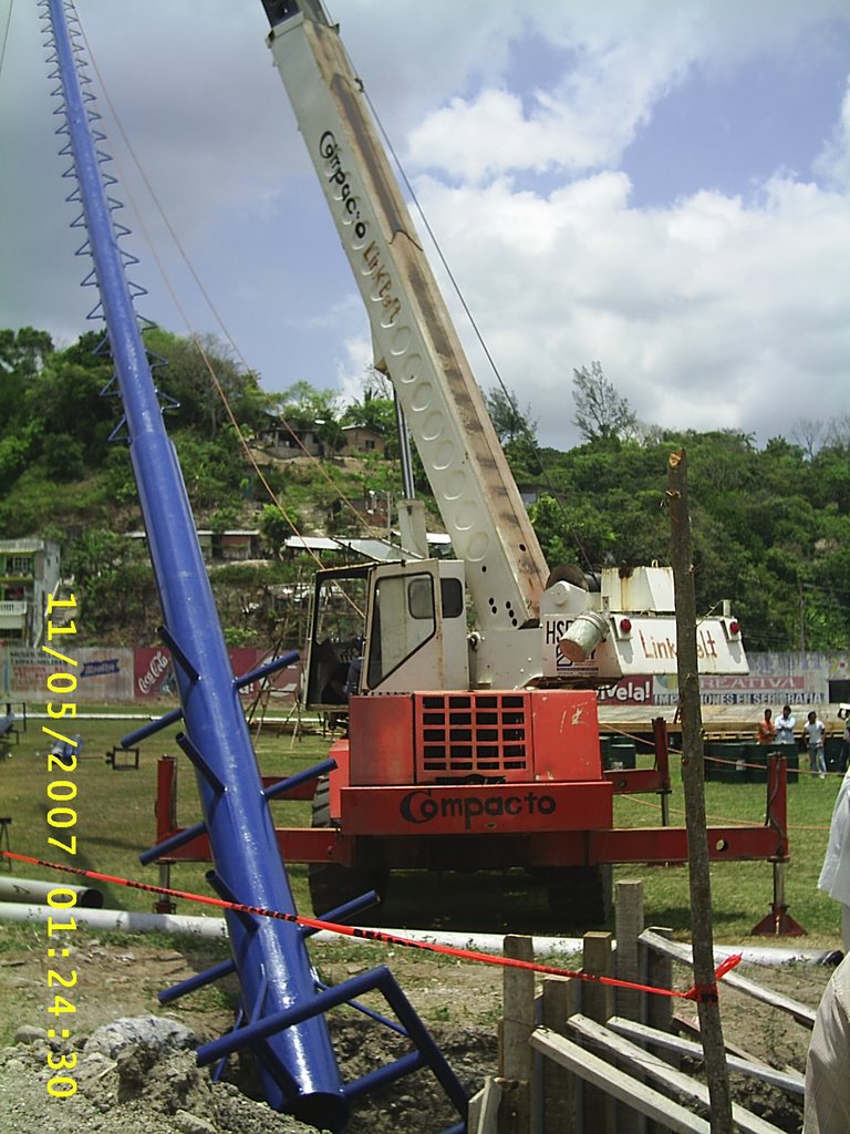 Hincado de un palo volador en el estadio Anahuac