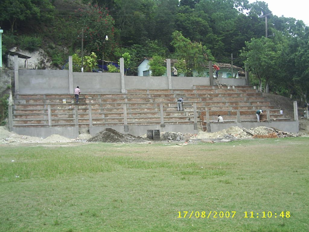 Gradas del campo Cardenales en construcción