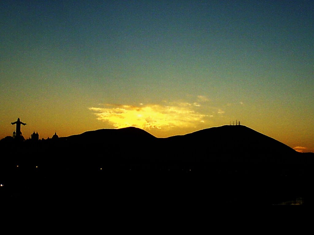 El Cristo, el Cerro Colorado y el Amanecer en Tijuana