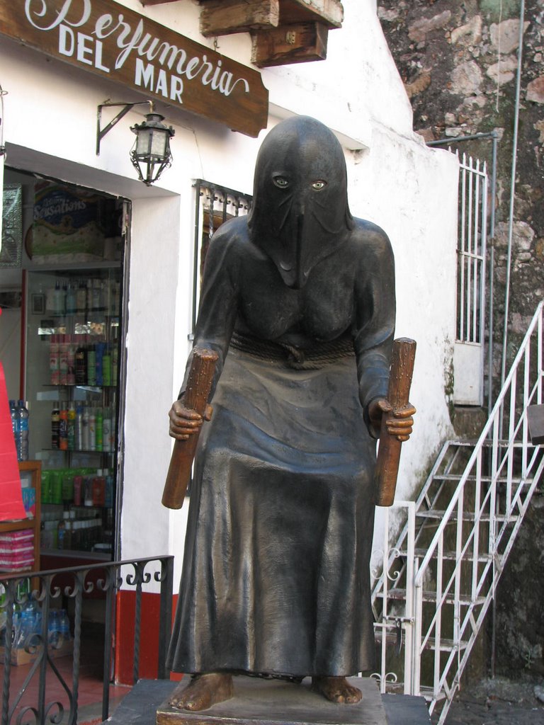 bizzare statue 1 (Thiago)