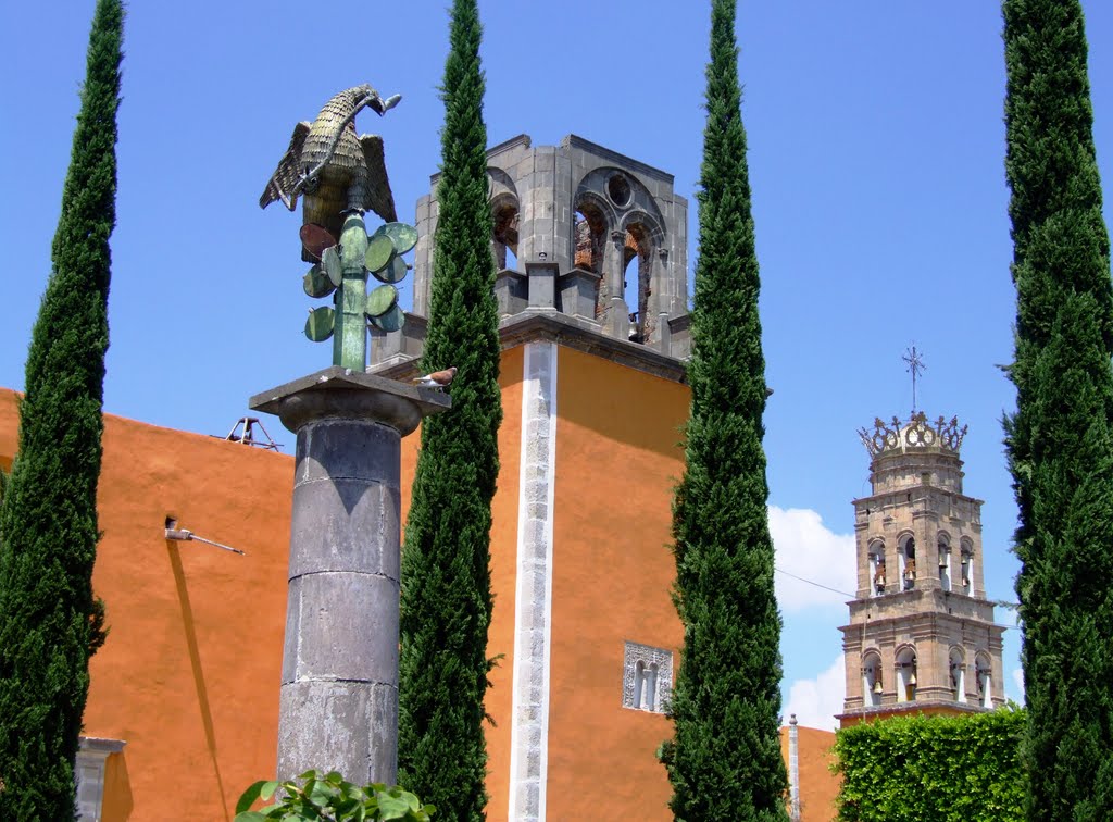 Vista de escultura de La Fuente Taurina y Torres