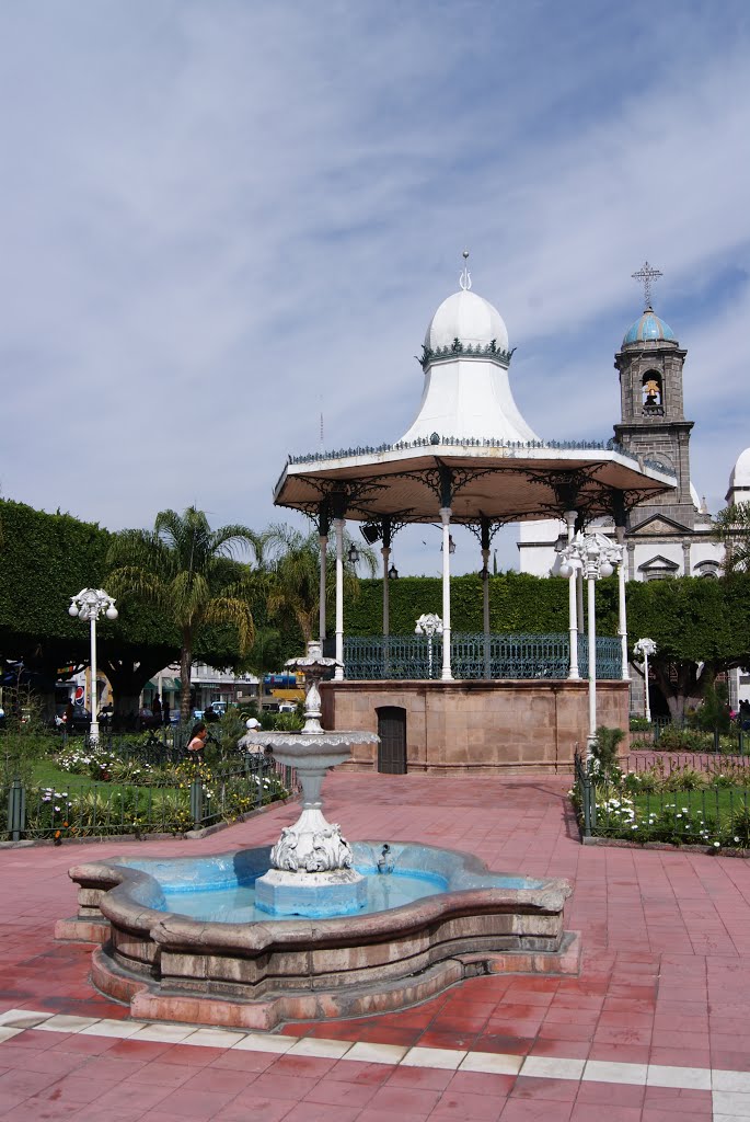 FUENTE,KIOSKO Y TORRE FRENTE AL SANTUARIO DE GUADALUPE.